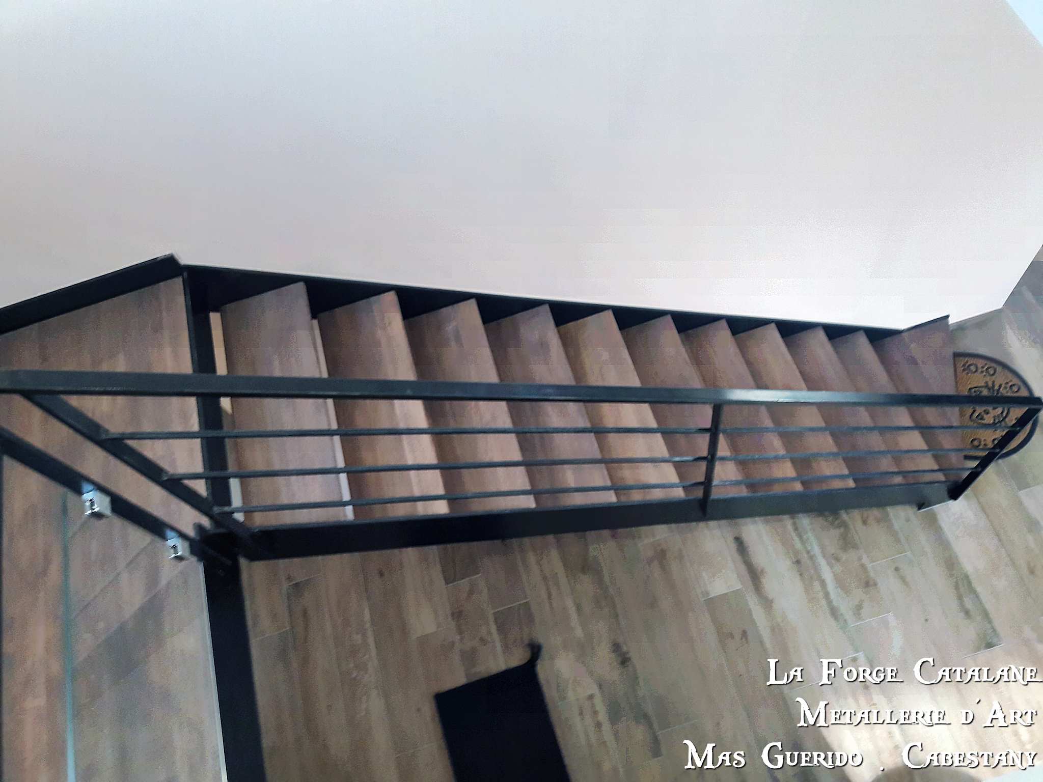 Escalier 2 quart tournant marches bois rampant lisses horizontales forge catalane.jpg